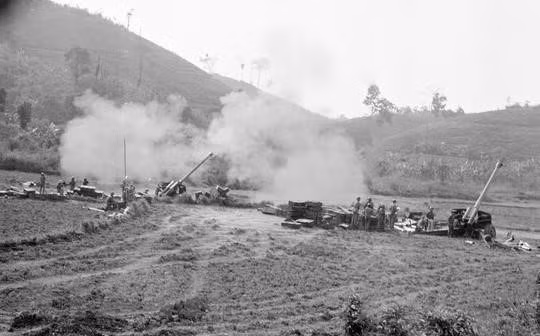 1979年3月10日，黄连山省炮兵368号团战士猛烈攻击敌军。（图自越通社记者冯召 摄）