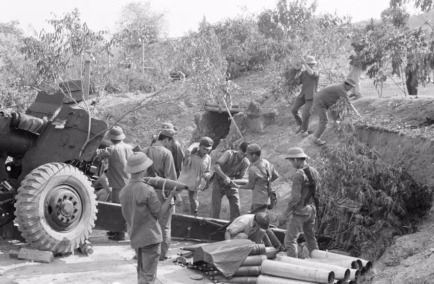 1979年2月27日，谅山省文惯县民军一边战斗，一边向炮兵部队运送物资。（图自越通社记者河越 摄）