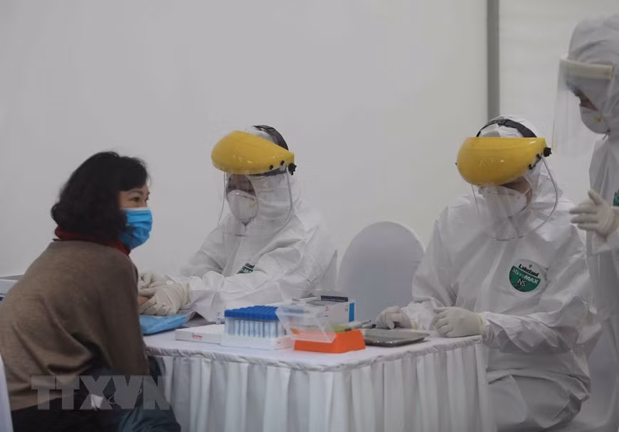 医务人员向疑似病例提取检测样本。越通社记者 青松 摄