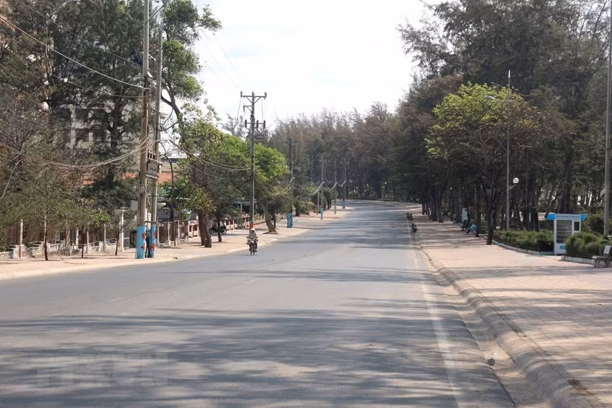 在潘切市的许多主干道路，行驶人士屈指可数。（图自越通社）