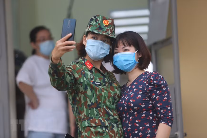 集中隔离期结束后，干部战士与公民拍照留念。越通社记者 杨江 摄