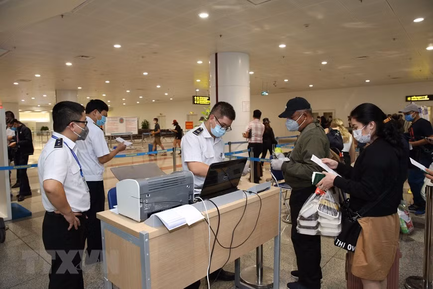 在入境越南之前，所有旅客都要填写《健康申报表》。越通社记者 杨江 摄