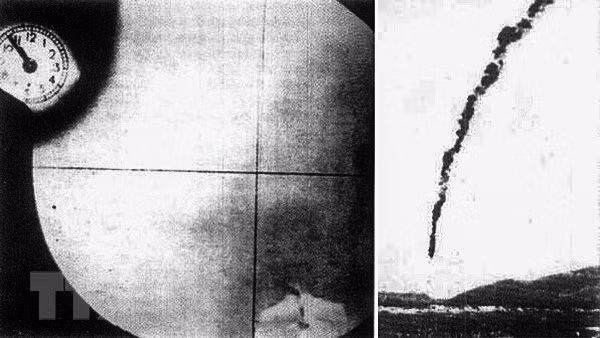 1965年4月4日在清化省天空上，美国战斗机F-105“雷公”被越南空军米格17（MiG17）击落。（图自越通社）