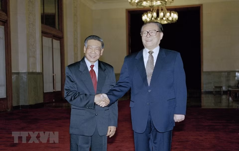 中共中央总书记、国家主席江泽民在人民大会堂迎接从1999年2月25日至3月3日对中国进行正式友好访问的越共中央总书记黎可漂。图自越通社