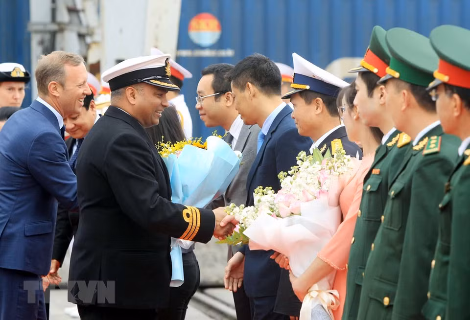 “企业号”海军测量船的此次访问是在越英两国建立战略伙伴关系10周年之际进行的事务活动。图自越通社
