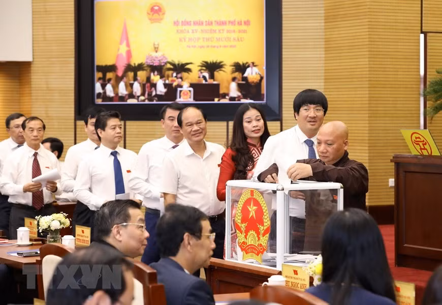 河内市委副书记朱玉英以将近100%的赞成率（在96票中获得95票赞成）当选河内市人民委员会主席（任期2016-2021年）。图自越通社