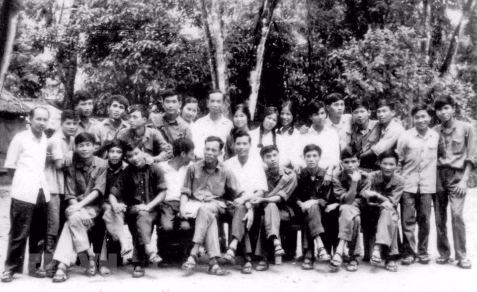 1974年10月，解放通讯社记者在V区茶怒基地作业。图自解放通讯社图片资料库