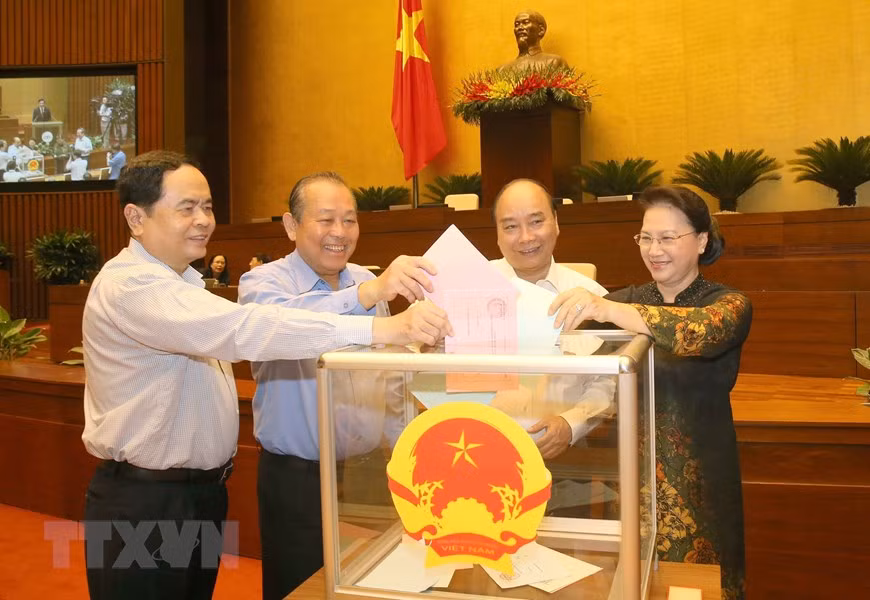越南政府总理阮春福、国会主席阮氏金银、国会副主席丛氏放等领导参加投票表决通过决议。图自越通社