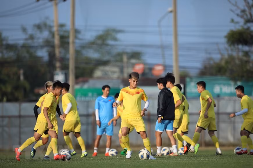 越南U23足球队球员积极锻炼。图自越通社