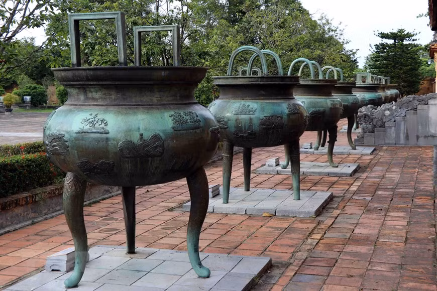 所有的鼎于1835年（明命十六年）在顺化开铸，完成于1837年（明命十八年）初。图自越通社