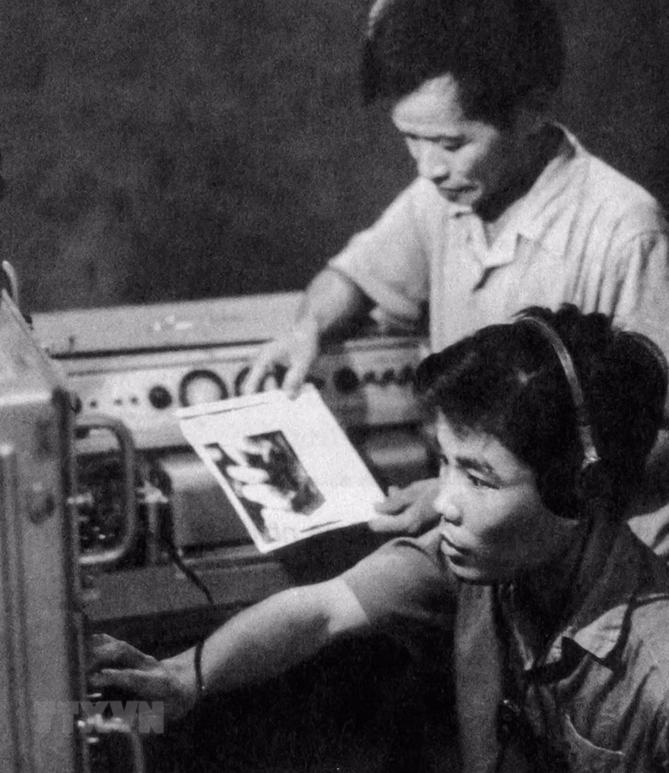 解放通讯社技术员试点通过1974年德意志民主共和国协助的越南最现金设备——Telephoto设备收发图片。图自解放通讯社图片资料库