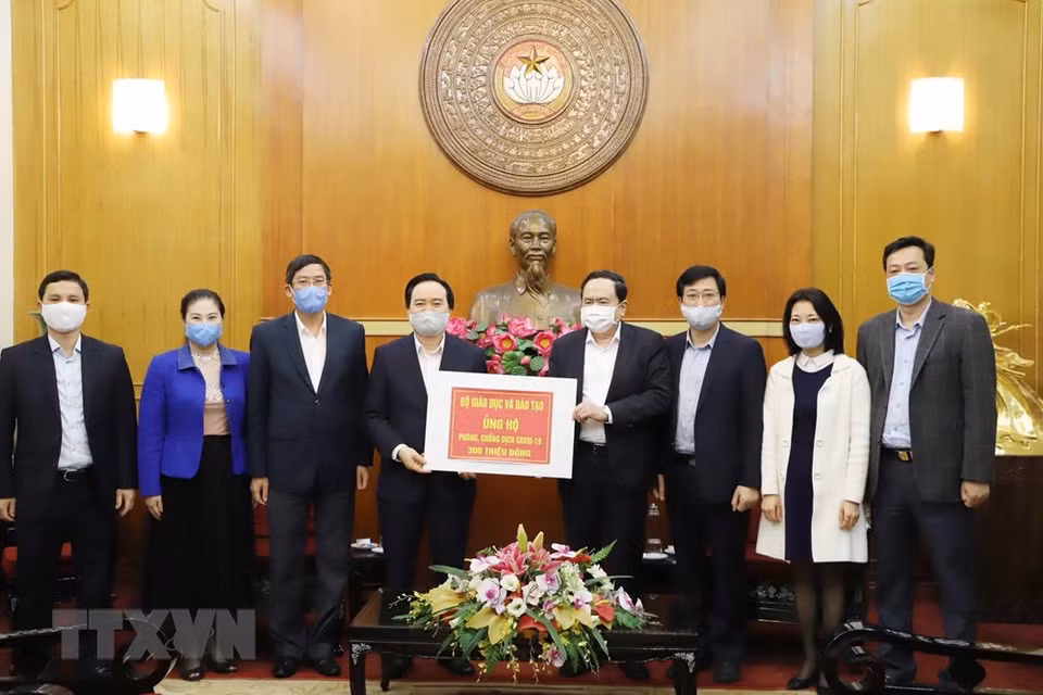 越共中央委员、越南祖国阵线中央委员会主席陈青敏接受了越南教育培训部的捐款。越通社记者芳花 摄