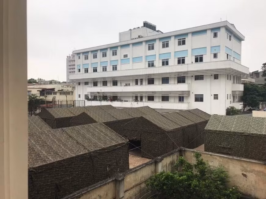 河内市政府和各职能机构、白梅医院医务人员正努力控制疫情扩散。图自越通社