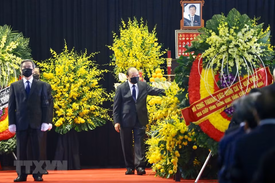由越南政府总理阮春福率领的越共中央委员会、党和国家原领导代表团前来吊唁黎可漂同志。图自越通社