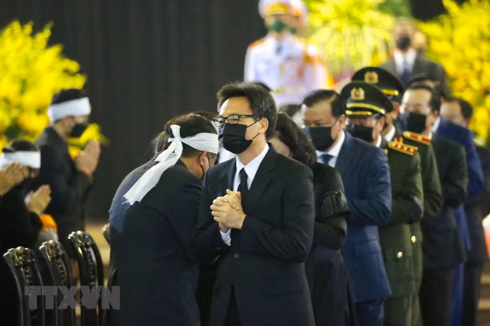 党中央委员会代表团向黎可漂同志家属表示哀悼及深切问候。图自越通社