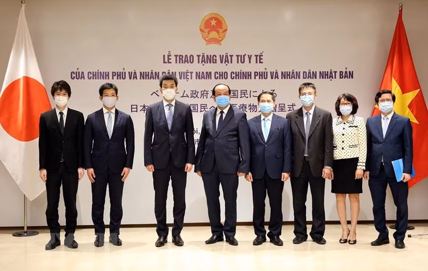 越南政府向日本政府赠送在越南制造的口罩和医疗用品，总价值为10万美元。图自越通社