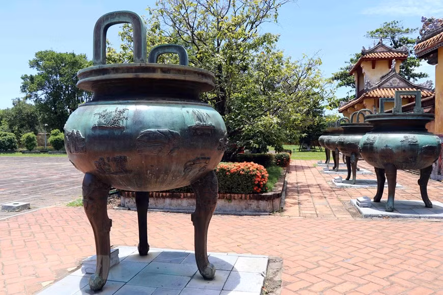 九口鼎分别是：高鼎、仁鼎、鄣鼎、英鼎、议鼎、顺鼎、宣鼎、谕鼎、玄鼎等。图自越通社