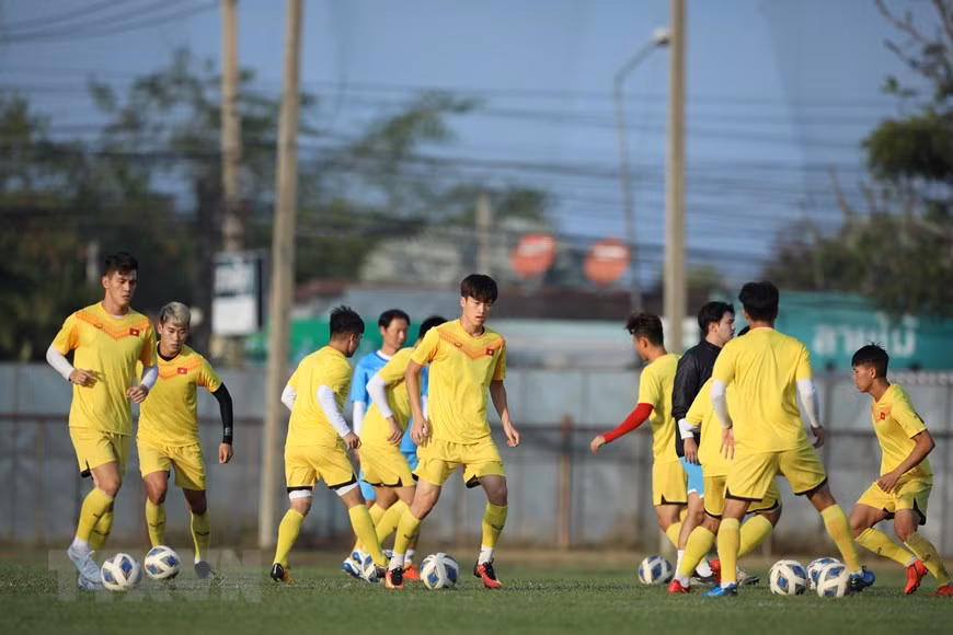 越南U23足球队球员正在泰国Chang Training Ground 1运动场积极锻炼。图自越通社