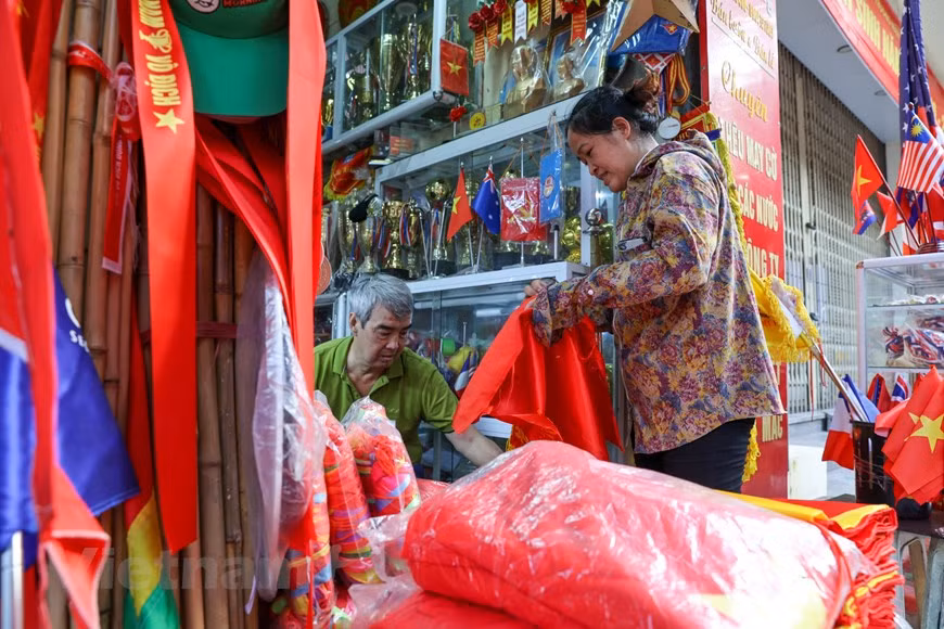 慈云村的国旗产品不仅供应河内所有商店，还销往全国各地。图自越通社/Vietnamplus