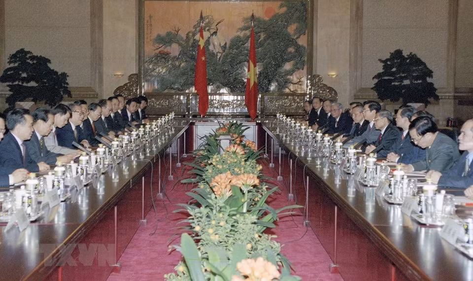 在从1999年2月25日至3月3日对中国进行正式友好访问期间，越共中央总书记黎可漂同中共中央总书记、国家主席江泽民举行会谈。图自越通社