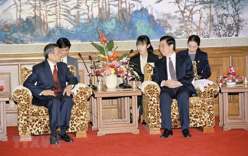 越共中央总书记黎可漂于1999年2月26日在对中国进行正式友好访问期间会见了中华人民共和国国家副主席胡锦涛。图自越通社