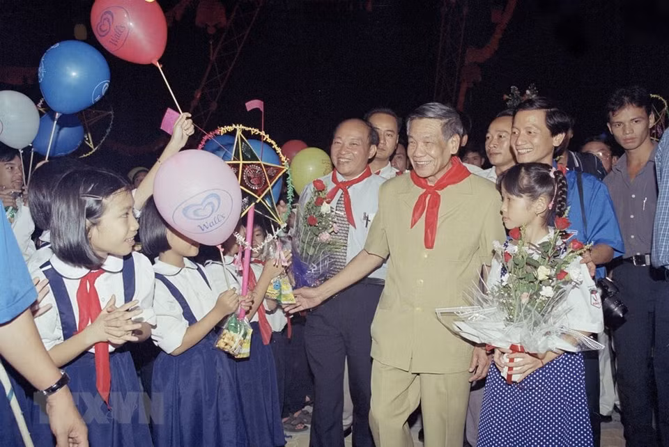 2000年9月11日，黎可漂总书记同河内少年儿童共度中秋节。图自越通社