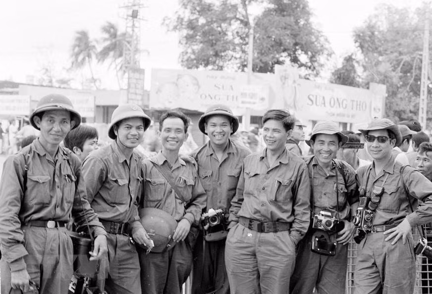 从1960-1975年阶段，解放通讯社和越南通讯社在各场战场上并肩同行，一起参加1975年4月胡志明战役新闻报道活动。图自：越通社图片资料库