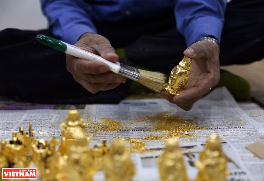 在产品上贴金。图自越通社