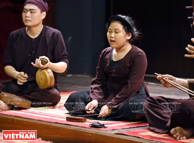 7岁开始学唱盲人曲的11岁艺术家何玲。图自：越通社
