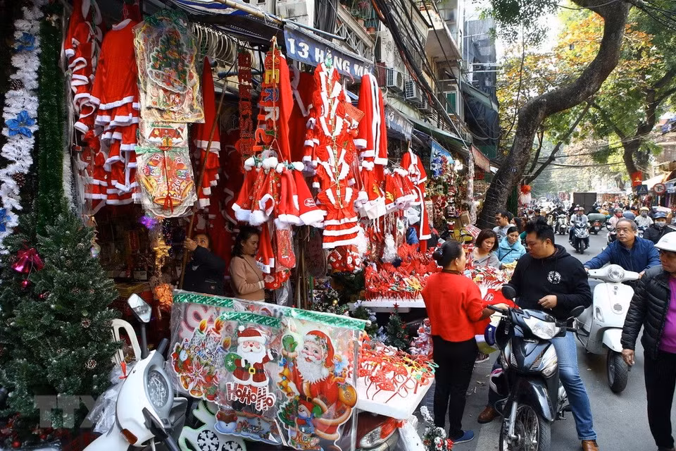丰富多样的圣诞装饰品。越通社记者 明决 摄