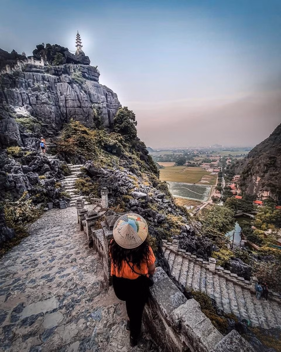 除了美丽的风景之外，舞山模仿万里长城建筑修建的山路是一大特色，该路共有486级石阶，因此这里也被称为“越南万里长城”。2020年，宁平省成为了国家旅游年的举办之地，因此，舞洞和该省的其他旅游景区将继续吸引大量的国内外游客前来观光旅游。图自Vietnam+