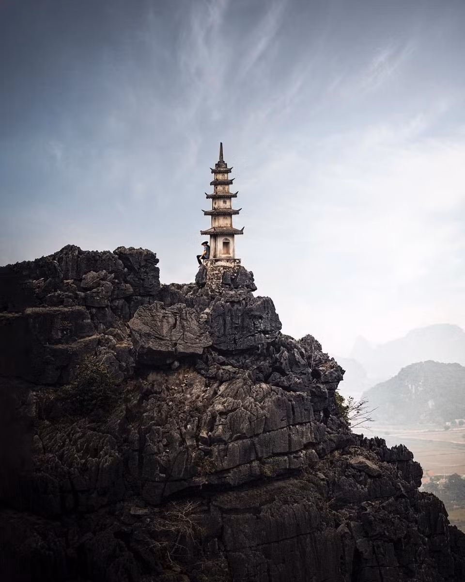 近几年来，宁平省旅游业取得突破性发展，许多旅游景点颇受国内外游客喜爱，其中包括长安名胜群、三谷碧洞、云龙湿地、沛顶寺和新兴旅游景点——舞洞。舞洞坐落在舞山脚下，位于平省华闾县宁春乡溪头下村的生态旅游景区，景色别具一格，获得了国内外游客的称赞和好评。舞洞被称为宁平省拍照最美的地方，吸引众多外国游客前来打卡，当地美景图片密集出现在社交网络和国际旅游论坛上。图自Vietnam+