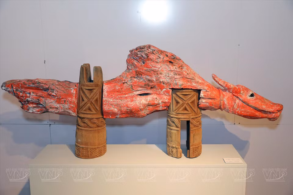 黎玉顺画家在此次雕刻艺术展上介绍大象、龙、水牛、公鸡等动物的木制雕刻作品。他的每一件作品款式丰富，其使用富有广南省西江县戈都族人传统文化的现代造型风格。图自《越南画报》