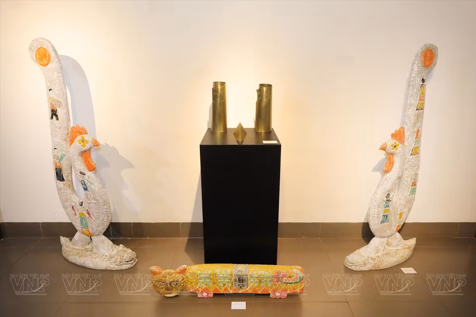 四名画家的雕刻作品被整齐地排列，衬托出每一件作品的艺术魅力。图自《越南画报》