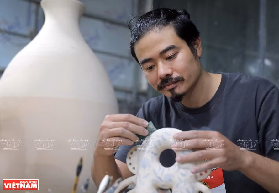 艺术家裴国庆把陶器用作材料，创作了当代人物形象。由于陶器脆弱且不容易造型，因此想要将“灵魂”注入作品，艺人需要在每一个小细节上精致制作。图自越通社