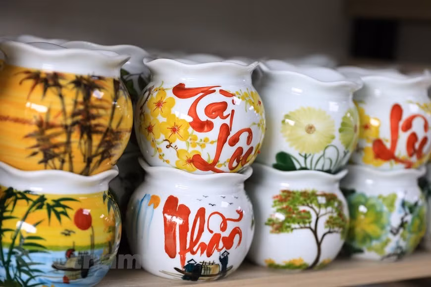 春节期间，陶瓷家居用品给产品穿上新衣，打造成为特色文化创意产品，例如：财禄花瓶、梅花盘子、缤纷色彩的春节果酱盒等。图自越通社