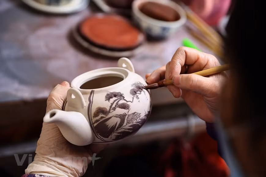 产品制作过程中的每一工序都由工匠们精心制作，希望带来既耐用又美观的产品。图自越通社
