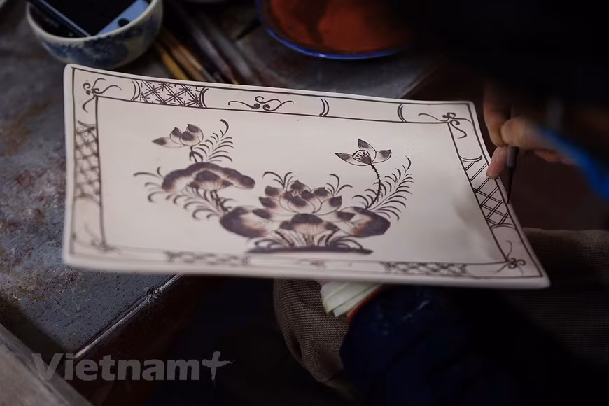 绘画和图案看似简单，但需要工匠的耐心和熟练的双手。 图自越通社