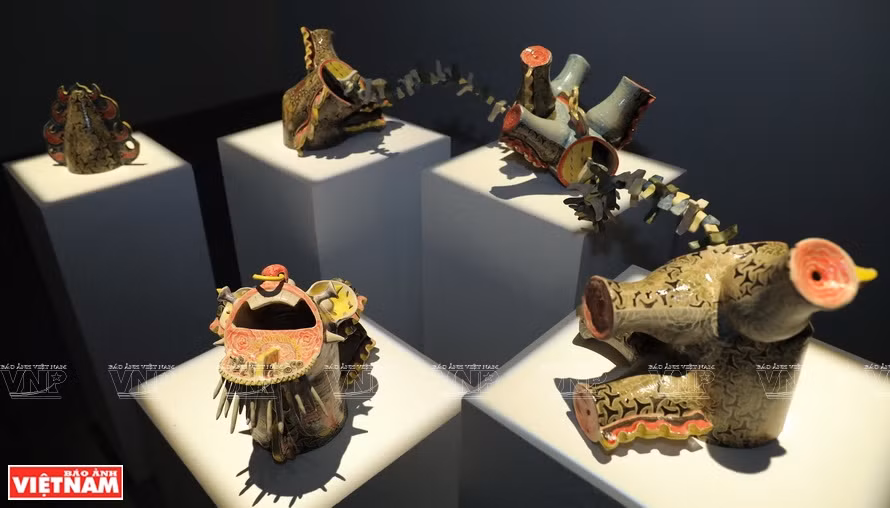 “Loong Koong”展览会上的作品。图自越通社