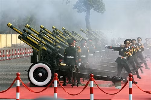 奏国歌仪式结束时，也就是完成鸣放21响礼炮的时候。（图片来源：越南快讯网） （完）