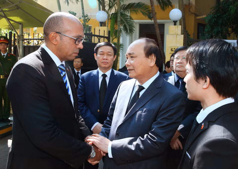 越南领导人吊唁古巴革命领袖菲德尔·卡斯特罗逝世（图片来源：越通社）