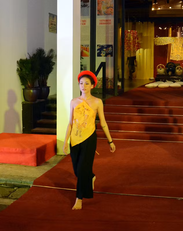 ​模特为观众展示越南不同历史阶段的奥贷款式（图片来源：人民报）