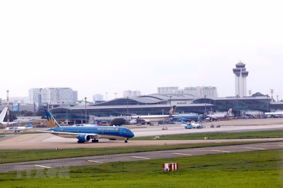 按照新山一国际航空港2020年至2030年的具体调整规划，该航空港T1和T2航站楼规模将得以扩大，同时兴建T3航站楼，将该航空港年均旅客吞吐量达到5000万人次。越通社记者 辉雄 摄