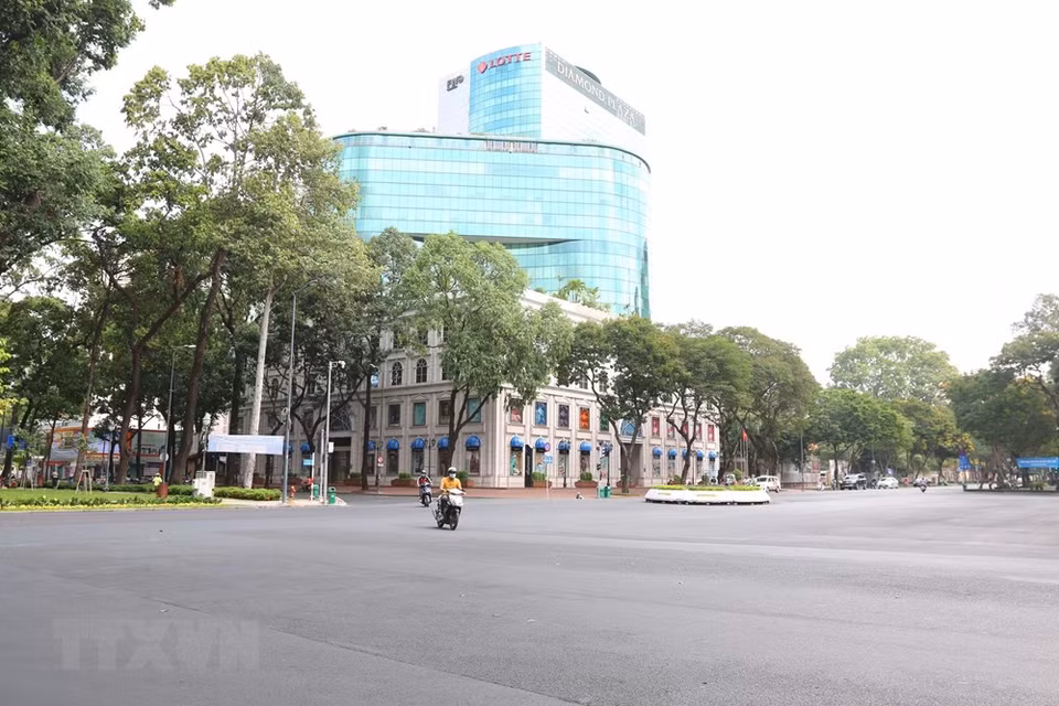 在全国进入疫情防控高峰期的背景下，第一郡黎尹街和Diamond Plaza 购物中心人流稀少。图自越通社