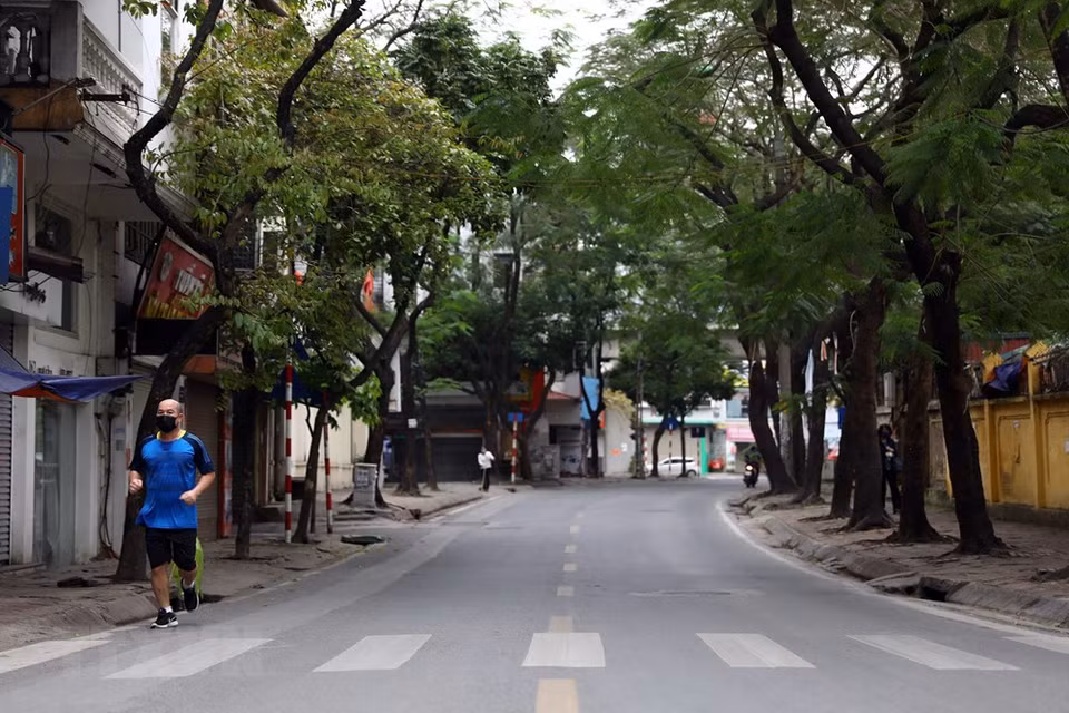 在泰盛街跑步的人。越通社记者 辉雄 摄