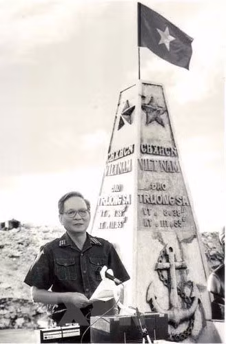 1988年5月走访长沙群岛时，原国防部部长黎德英大将发表重要演讲，其中强调越南对长沙群岛的神圣主权和长沙部队在维护国家主权的责任和使命。黎德英大将的演讲被视为 “长沙宣言”，其对新形势下维护祖国海洋岛屿和领主主权具有重要意义。图自越通社