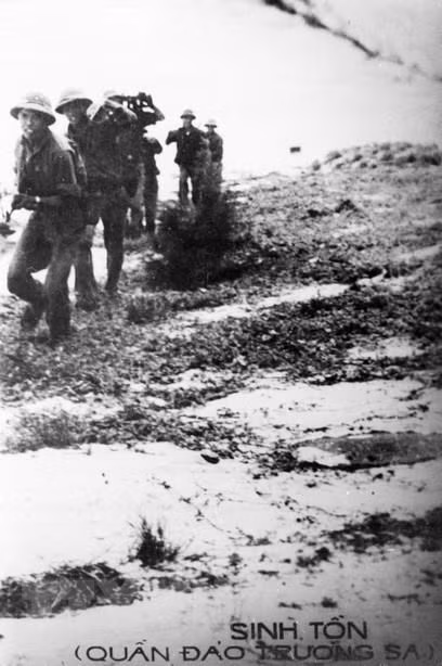 1975年4月27日，126号海军特工力量解放长沙群岛生存岛。图自越通社