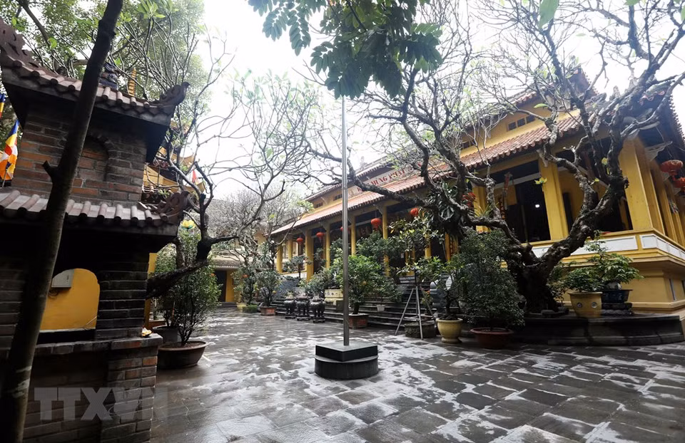 农历三月十五，馆使寺不再出现人挤的场景。越通社记者 文蝶 摄