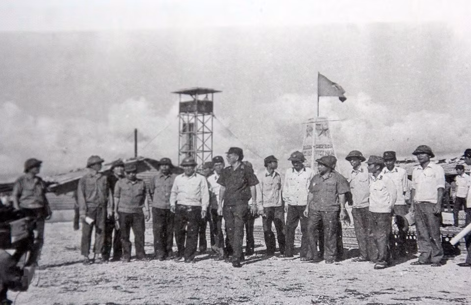 1988年5月走访长沙群岛时，原国防部部长黎德英大将发表重要演讲，其中强调越南对长沙群岛的神圣主权和长沙部队在维护国家主权的责任和使命。黎德英大将的演讲被视为 “长沙宣言”，其对新形势下维护祖国海洋岛屿和领主主权具有重要意义。图自越通社