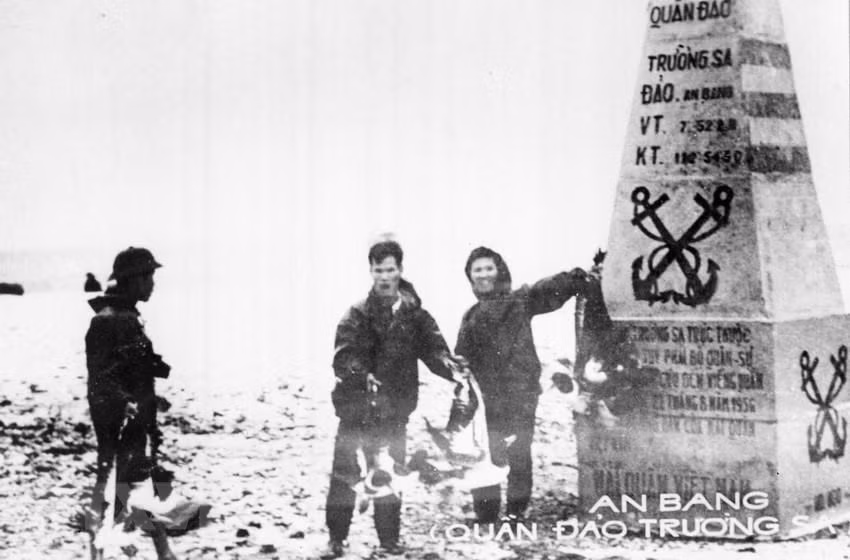 1975年 4月28日， 126号海军特工部队解放长沙群岛安邦岛。图自越通社